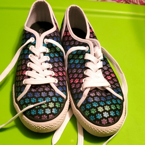 Tennis shoes from animal rescue site - Picture 1 of 4